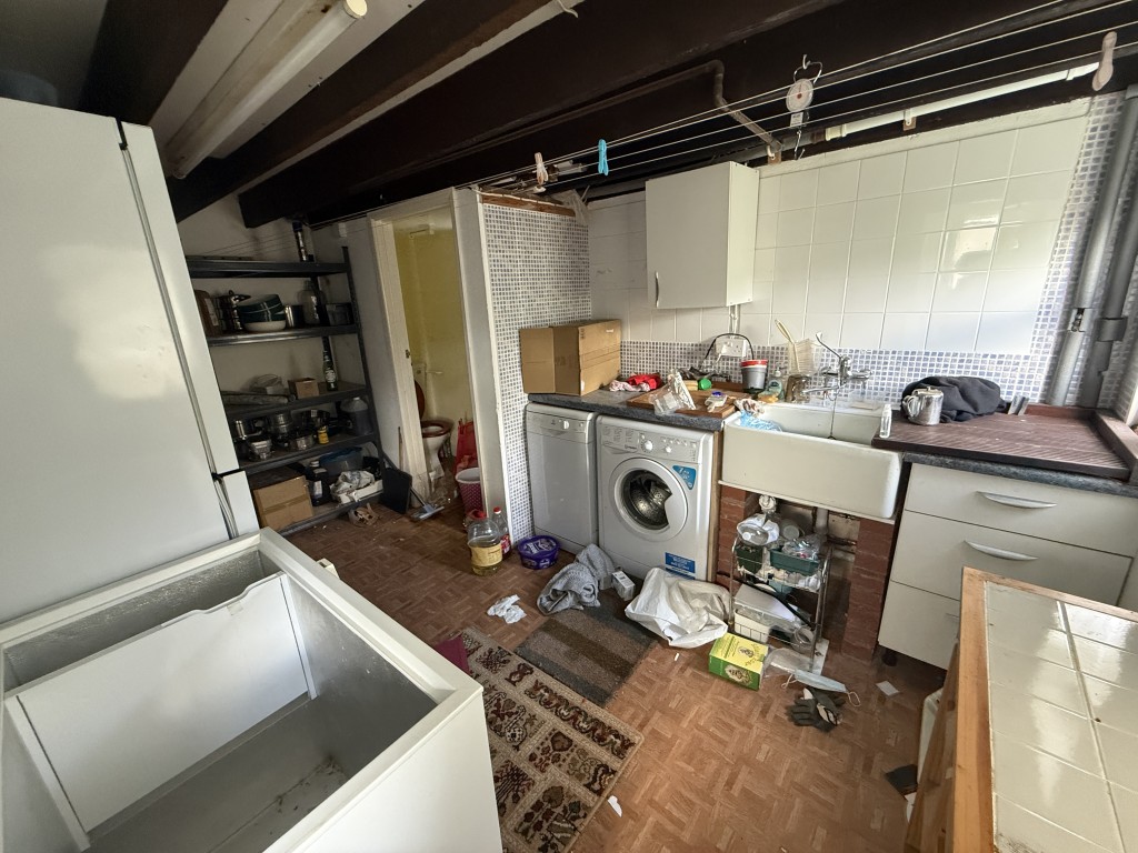 Lot: 109 - DETACHED COTTAGE IN VILLAGE LOCATION FOR UPDATING - Lower floor utility